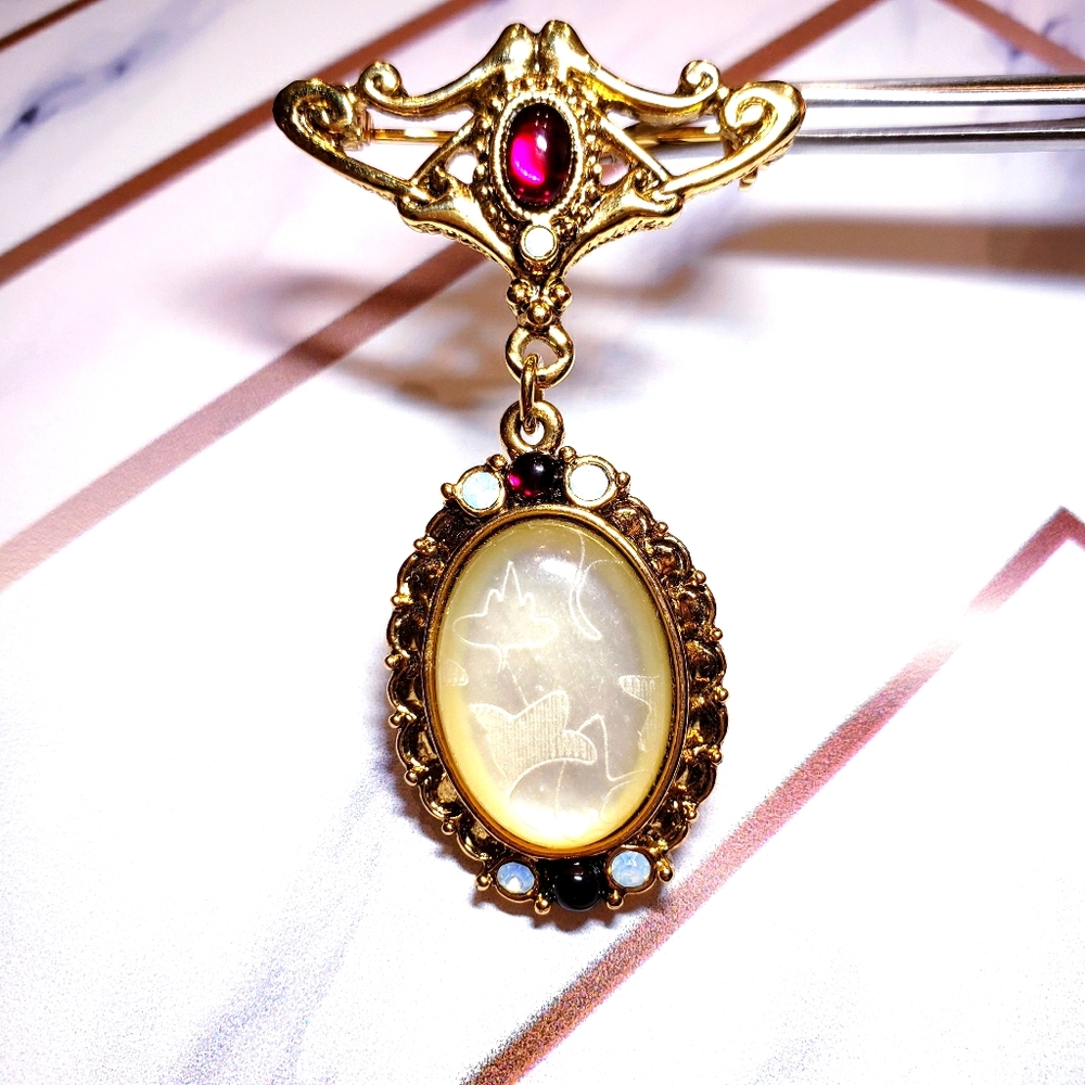 ❣Gold Tone Garnet and Opal Engraved Brooch Pin